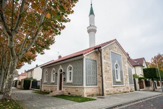 Façade extérieure de la mosquée de Ris-Orangis avec minaret blanc et décor géométrique en Essonne