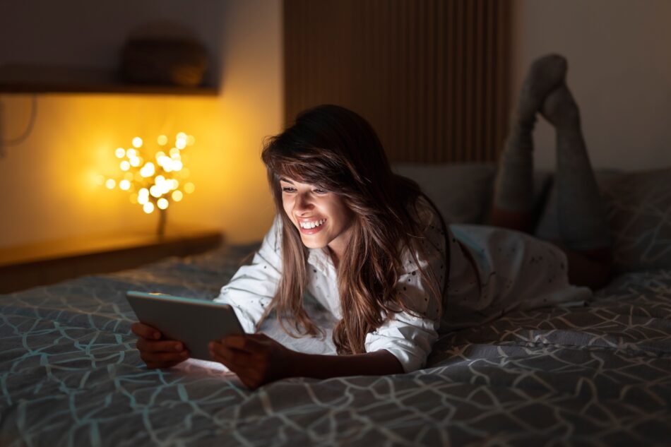 Woman using online dating apps